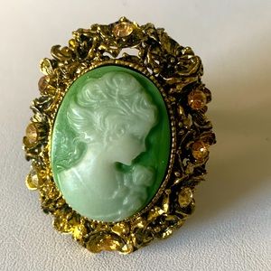 Cameo ring green and gold